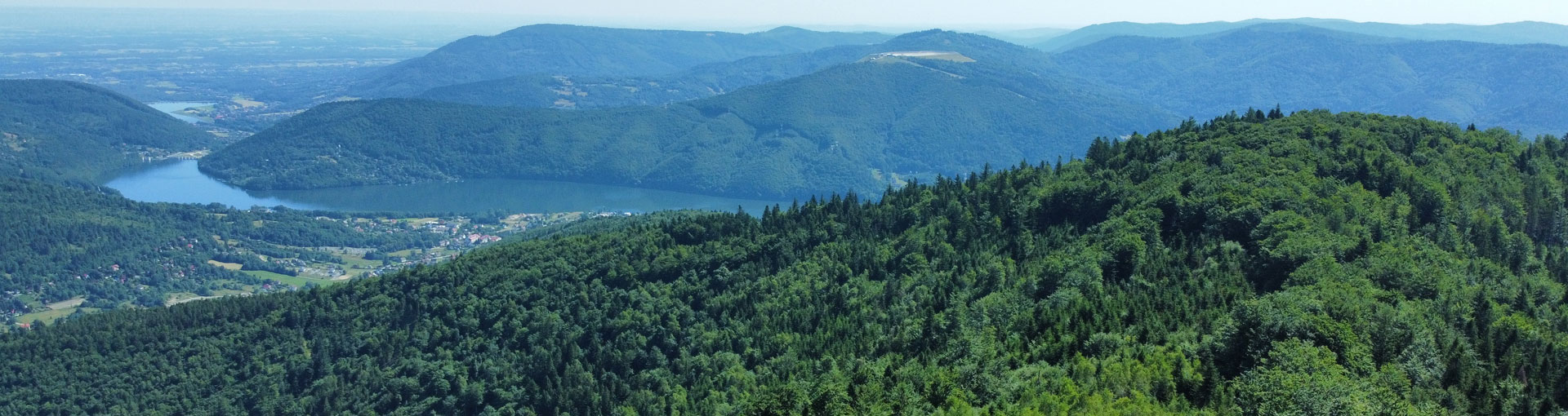 Zdjęcie dronem jeziora i podbeskidzkich gór